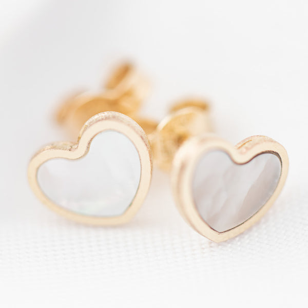 Arete diseño especial con madre perla motivo corazón en oro amarillo 14 kilates.