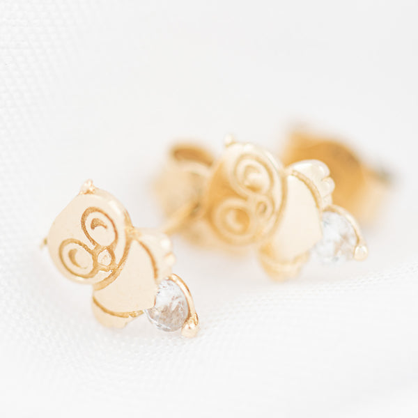 Aretes labrados con circonias motivo búho en oro amarillo 14 kilates.
