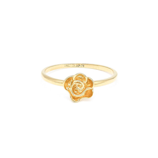 Anillo liso motivo flor en oro amarillo 14 kilates.