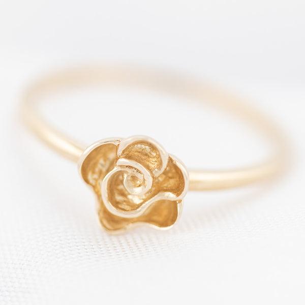 Anillo liso motivo flor en oro amarillo 14 kilates.