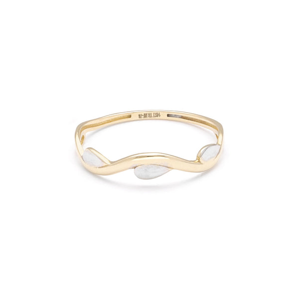 Anillo ondulado motivo en oro amarillo 14 kilates.