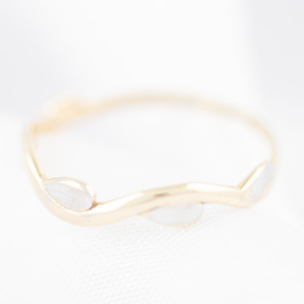 Anillo ondulado motivo en oro amarillo 14 kilates.