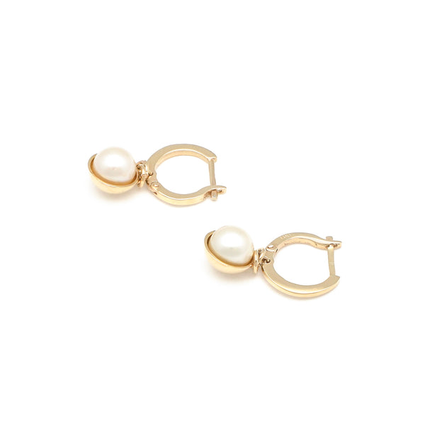 Arracadas lisas con colgante y perlas en oro amarillo 14 kilate.