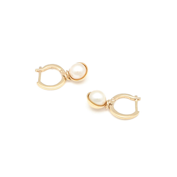 Arracadas lisas con colgante y perlas en oro amarillo 14 kilate.