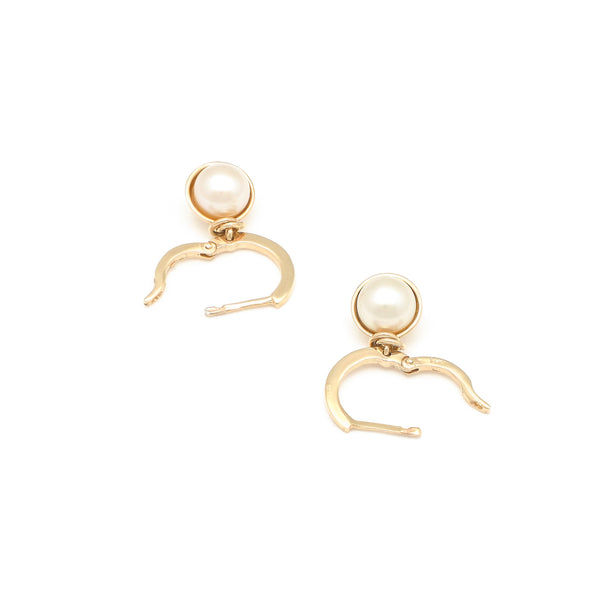 Arracadas lisas con colgante y perlas en oro amarillo 14 kilate.