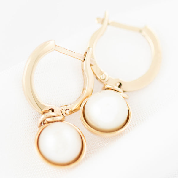 Arracadas lisas con colgante y perlas en oro amarillo 14 kilate.