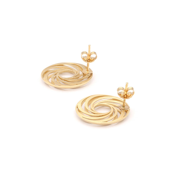 Aretes calado motivo espiral en oro amarillo 14 kilates.