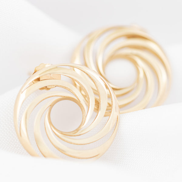 Aretes calado motivo espiral en oro amarillo 14 kilates.