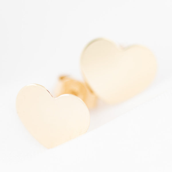 Aretes lisos motivo corazón en oro amarillo 14 kilates.