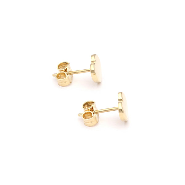 Aretes lisos motivo corazón en oro amarillo 14 kilates.