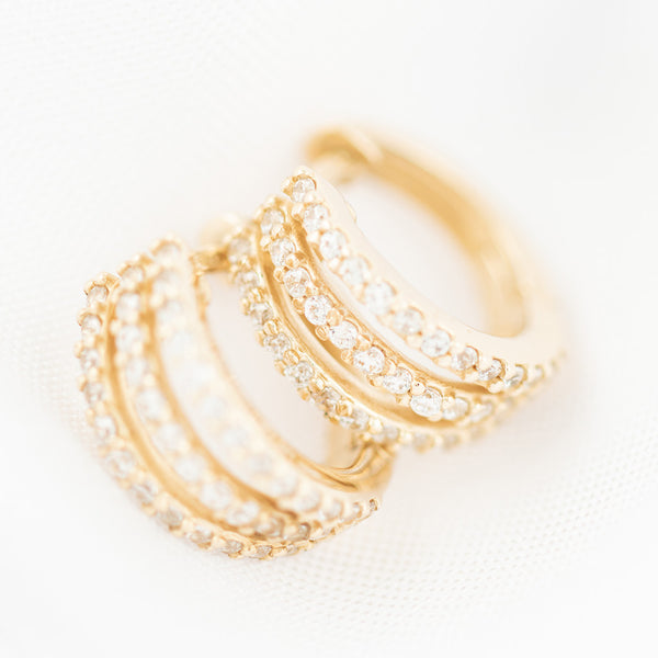 Arracadas diseño especial con circonias en oro amarillo 14 kilates.