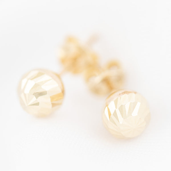 Aretes diseño especial motivo esfera en oro amarillo 14 kilates.