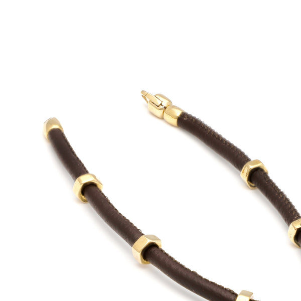 Pulsera de caucho con aplicaciones, casquillo y broche en oro amarillo 14 kilates.
