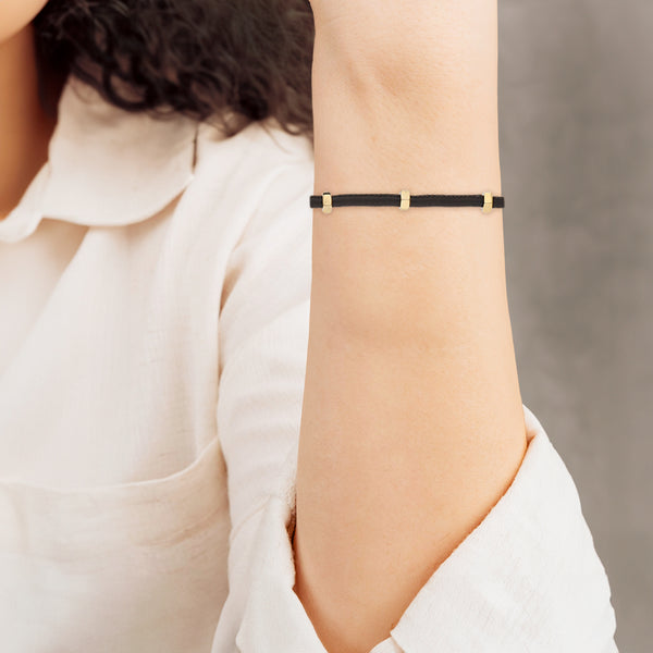Pulsera de caucho con aplicaciones, casquillo y broche en oro amarillo 14 kilates.