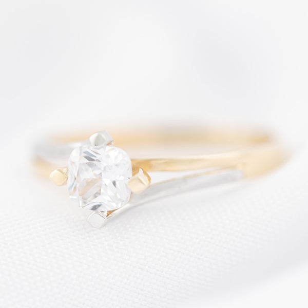 Anillo de compromiso con circonia en oro amarillo 14 kilates.