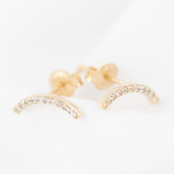 Aretes diseño especial con circonias en oro amarillo 14 kilates.