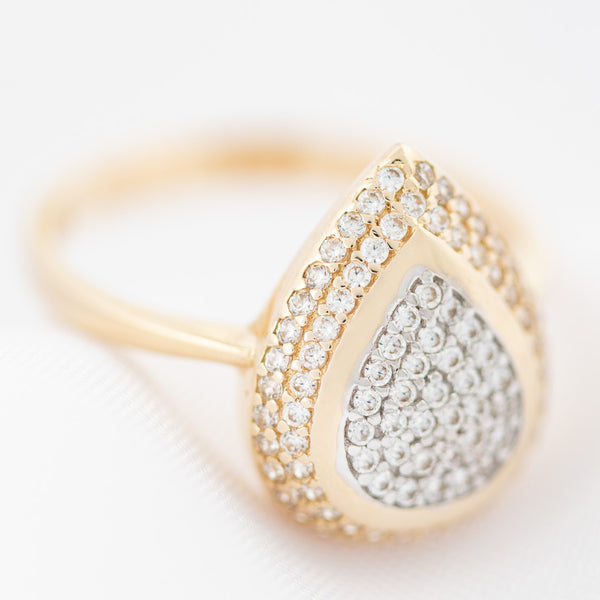 Anillo diseño especial con circonias motivo gota en oro amarillo 14 kilates.