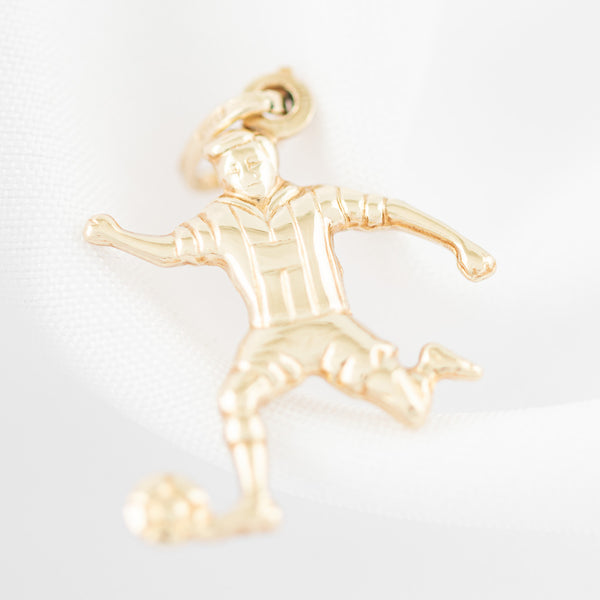 Dije diseño especial motivo deportista en oro amarillo 14 kilates.