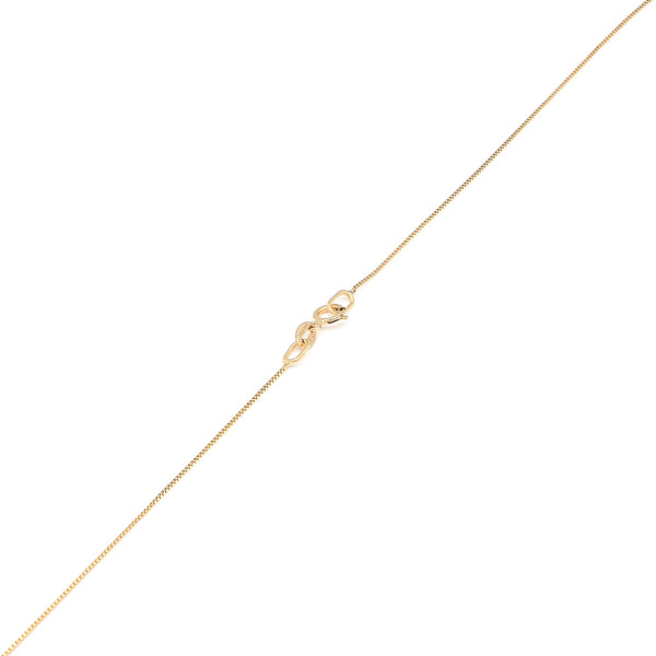 Gargantilla eslabón cuadrado cruzado con dije diseño especial motivo letra A y circonias en oro amarillo 14 kilates.
