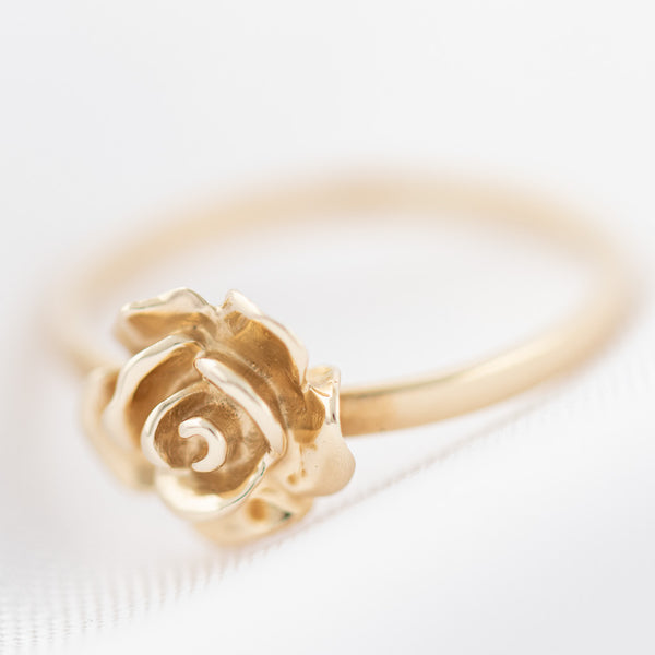 Anillo diseño especial motivo rosa en oro amarillo 14 kilates.