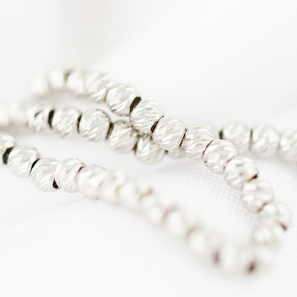 Pulsera eslabón boleado en oro blanco 14 kilates.