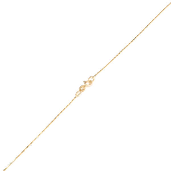 Gargantilla eslabón cuadrado cruzado con dije diseño especial motivo letra R y circonias en oro amarillo 14 kilates.