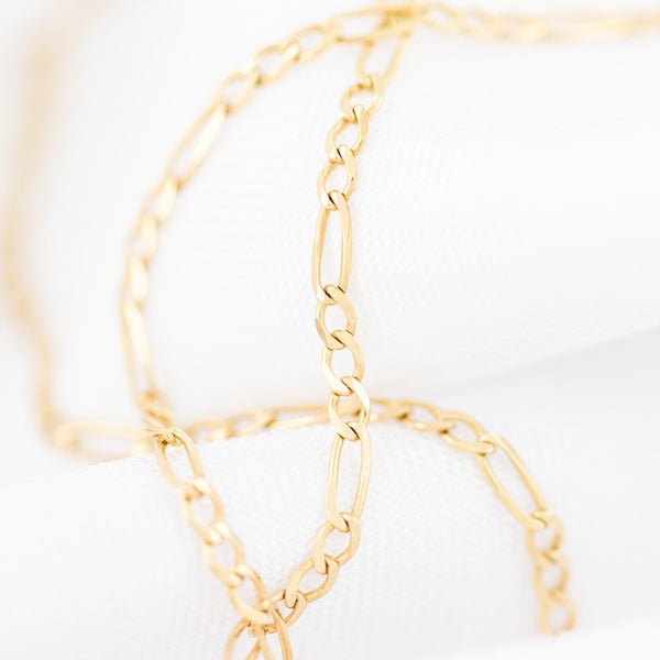 Collar de tres eslabones por uno en oro amarillo 14 kilates.