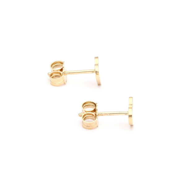 Aretes lisos motivo corazón en oro amarillo 14 kilates.