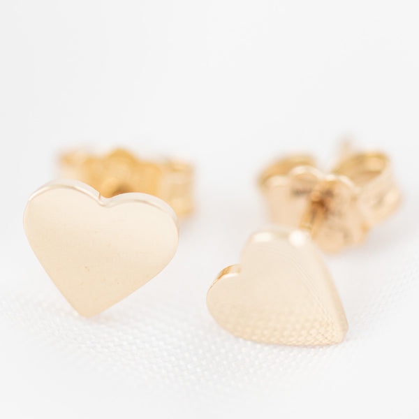 Aretes lisos motivo corazón en oro amarillo 14 kilates.