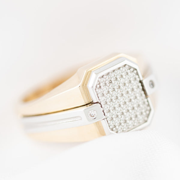 Anillo tipo sello con circonias en oro dos tonos 14 kilates.