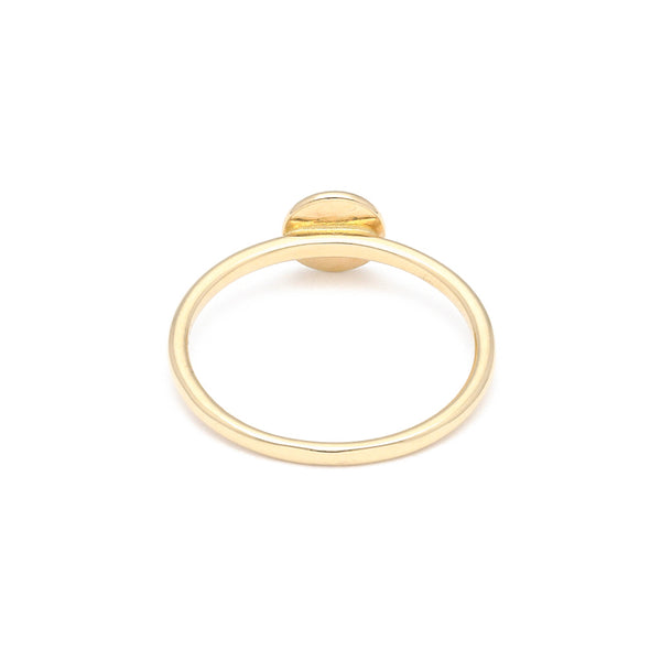 Anillo liso con sintético en oro amarillo 14 kilates.