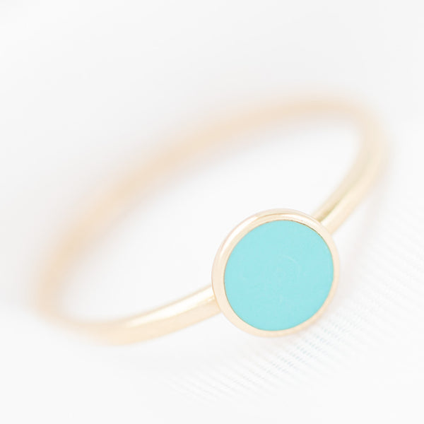Anillo liso con sintético en oro amarillo 14 kilates.