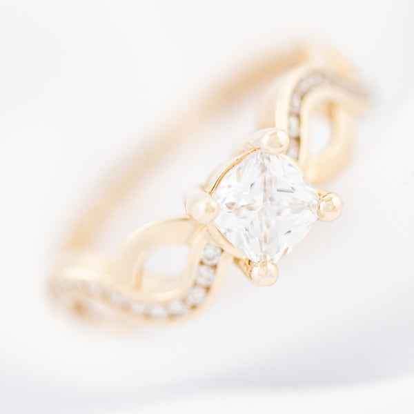 Anillo de compromiso con circonias en oro amarillo 14 kilates.
