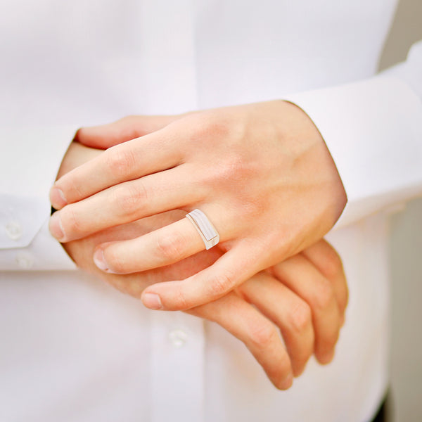Anillo diseño especial con circonias en oro dos tonos 14 kilates.