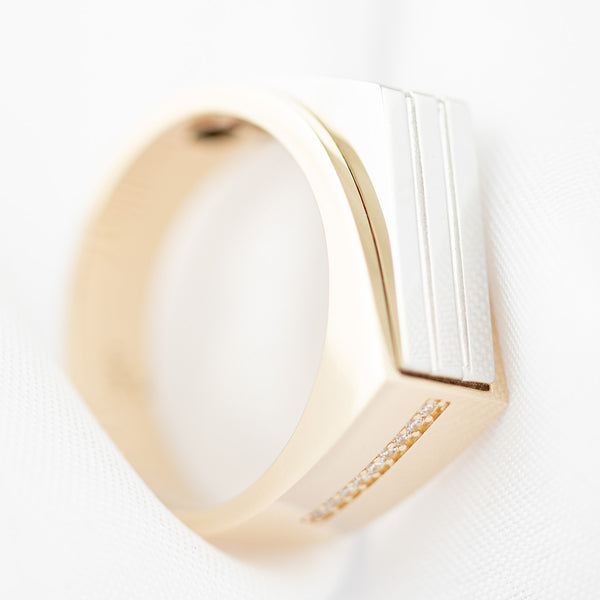 Anillo diseño especial con circonias en oro dos tonos 14 kilates.