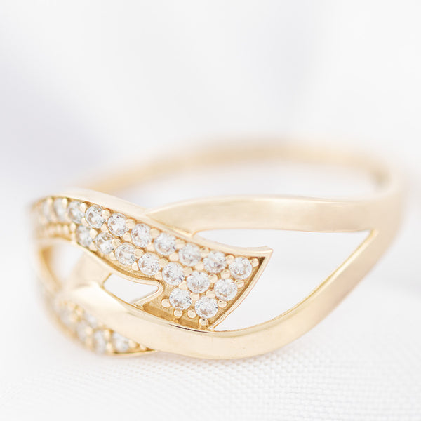 Anillo diseño especial con circonias en oro amarillo 14 kilates.