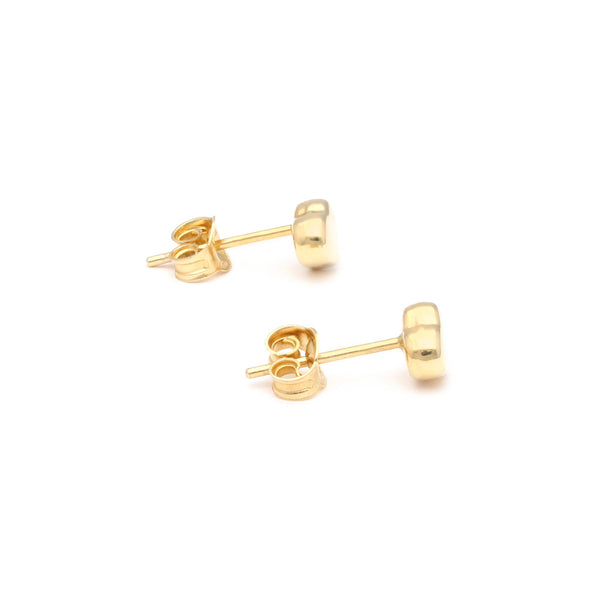 Arete liso motivo corazón en oro amarillo 14 kilates.
