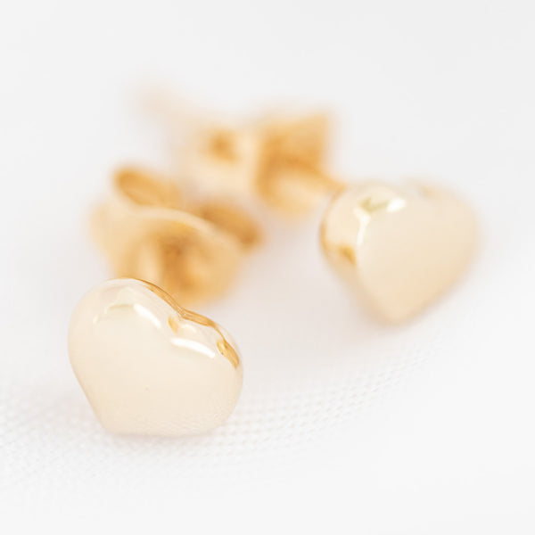 Arete liso motivo corazón en oro amarillo 14 kilates.