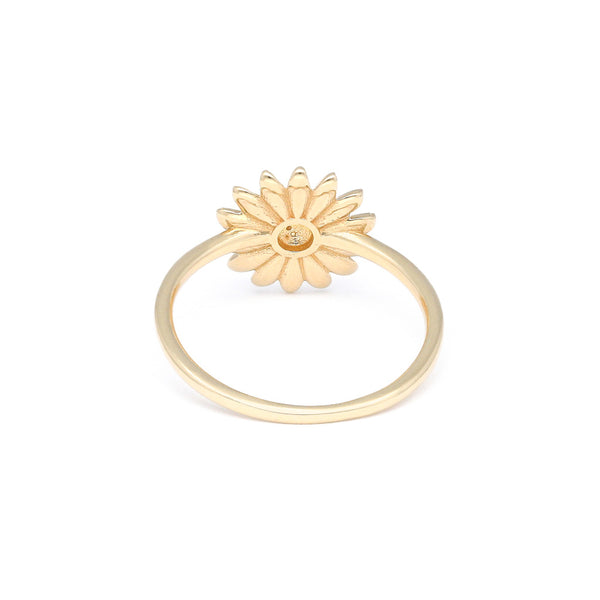 Anillo diseño especial motivo flor en oro amarillo 14 kilates.