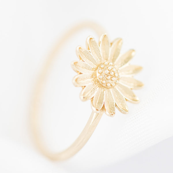 Anillo diseño especial motivo flor en oro amarillo 14 kilates.