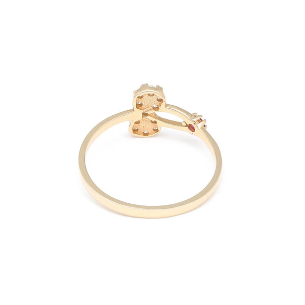 Anillo diseño especial motivo cereza con sintéticos en oro amarillo 14 kilates.
