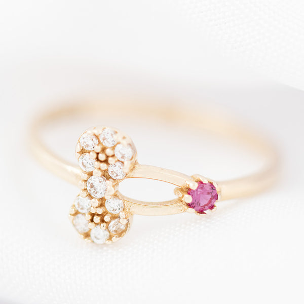 Anillo diseño especial motivo cereza con sintéticos en oro amarillo 14 kilates.