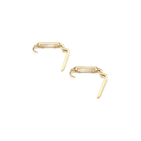 Aretes estilizados con madre perla en oro amarillo 14 kilates.