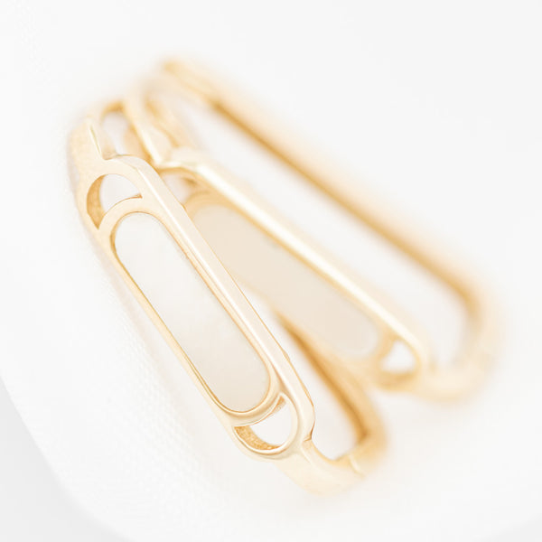 Aretes estilizados con madre perla en oro amarillo 14 kilates.