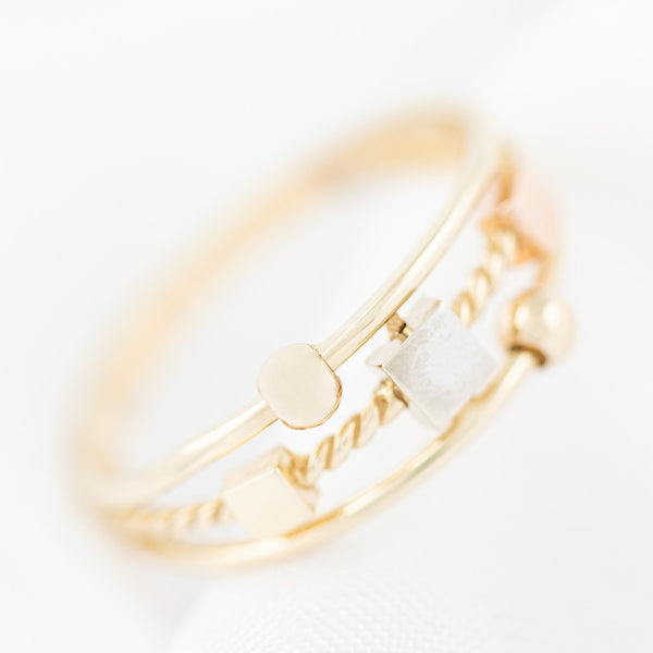 Anillo estilizado en oro tres tonos 14 kilates.