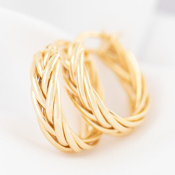 Arracadas trenzadas en oro amarillo 14 kilates.