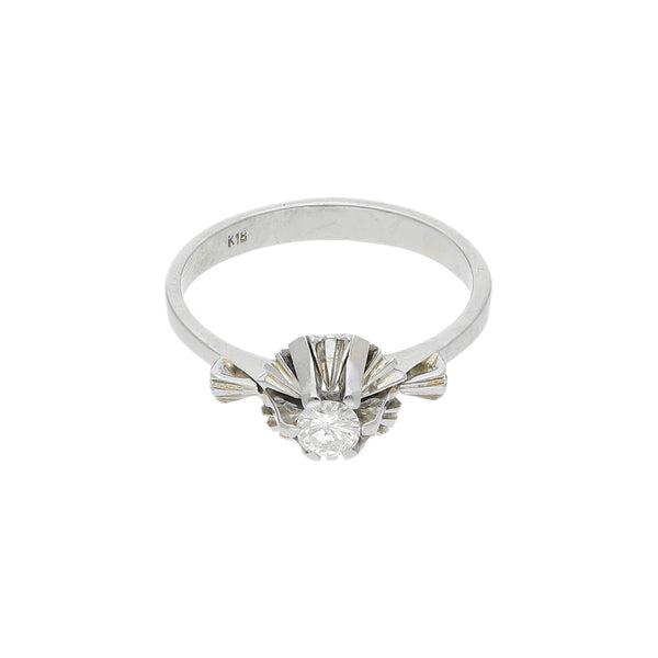 Anillo de compromiso con diamante en oro blanco 18 kilates.