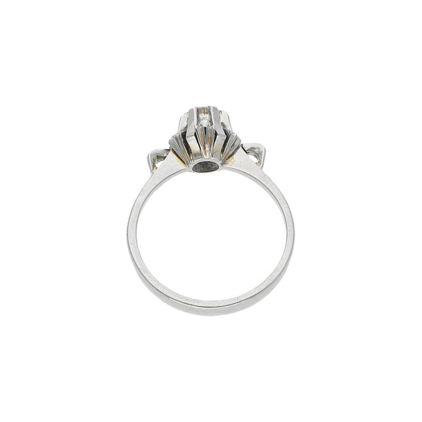 Anillo de compromiso con diamante en oro blanco 18 kilates.