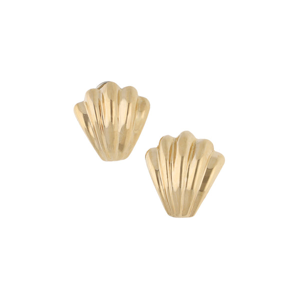 Aretes laminados motivo concha en oro amarillo 14 kilates.