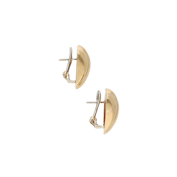 Aretes laminados motivo concha en oro amarillo 14 kilates.